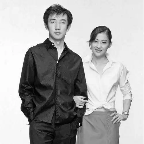 鄢颇与梅婷近照对比,这差距还真大,如今鄢颇已经后悔离婚了!