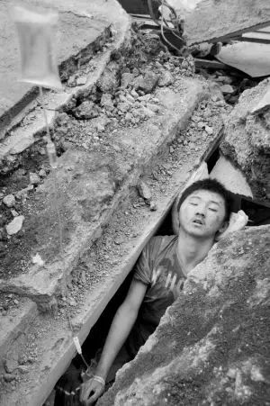 汶川地震绵竹一幼儿园垮塌 老师为孩子挡水泥板