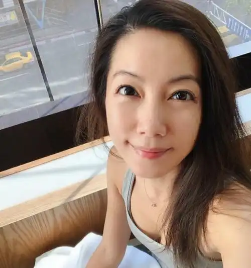 素养的林韦君一点都不影响的她的颜值,反而展现了很好的状态,阳光下