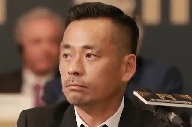 1974年,联手霍英东,叶汉,叶德利从首代赌王傅老榕手中抢得赌业经营