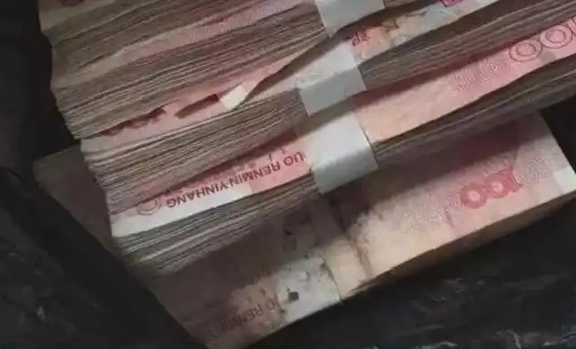 固原一店主发现顾客遗失的小袋子里面竟有数万元现金