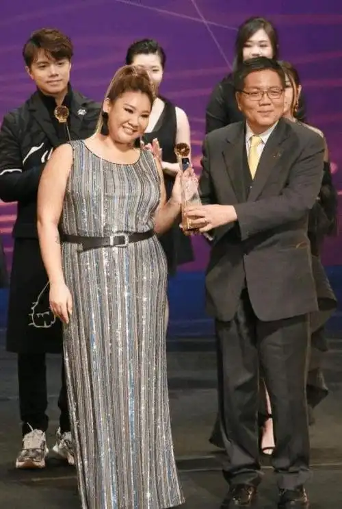 秋官郑少秋3段婚姻4个女儿他到底有没有爱过沈殿霞