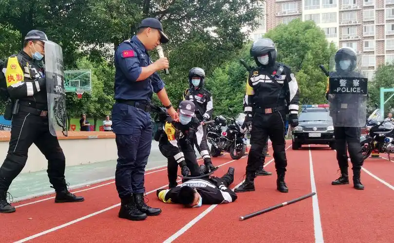 漯河小学开学典礼特警送安全大礼现场擒拿手持刀具暴徒