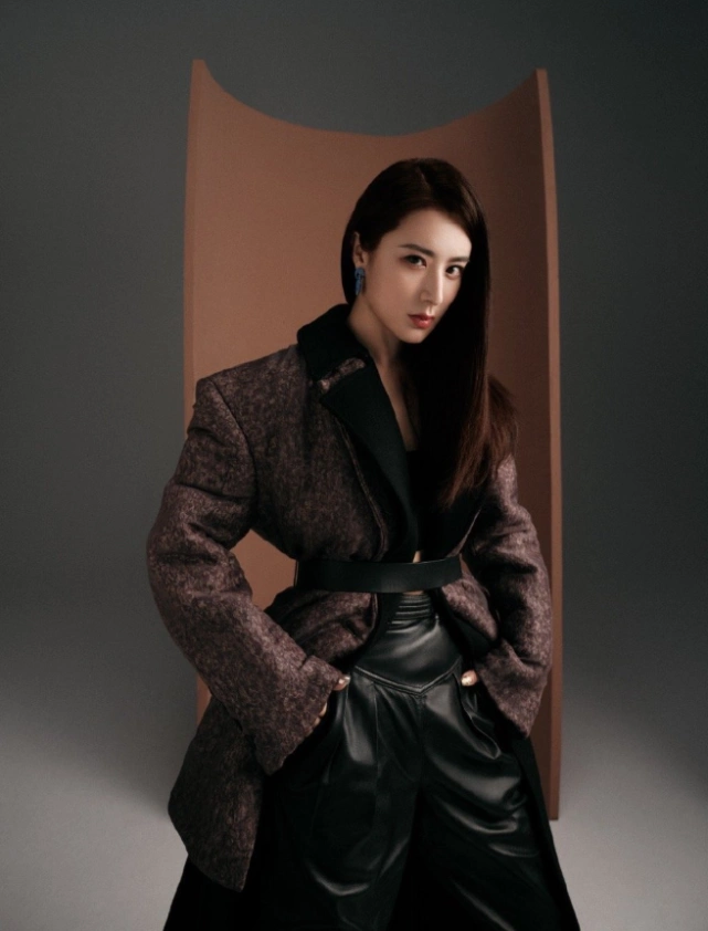 薇娅不愧是带货女王穿束腰裙秀长腿走在潮流的前沿