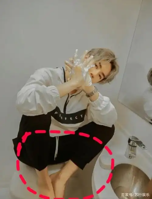 王一博坐在"马桶上"拍照,全程光着脚丫,满手的泡沫成亮点