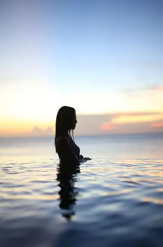 巴厘岛上的比基尼妹-我爱美女-gq男士网论坛