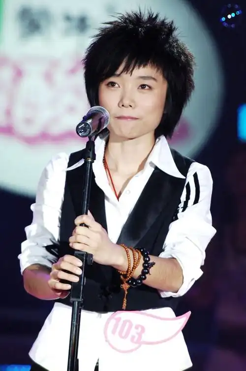 图文:06超女10强入围赛第一场-爽朗的许飞