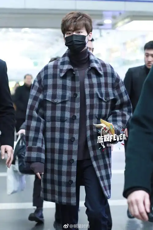 12月20日,李钟硕现身北京机场,小哥哥一身深色look简约时尚