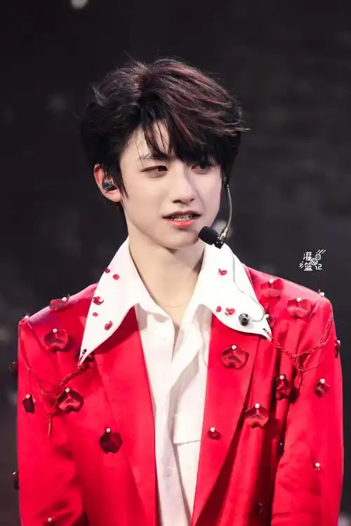 朱志鑫[超话]#少年足风流惊动山城星雨难收@tf家族-朱志鑫