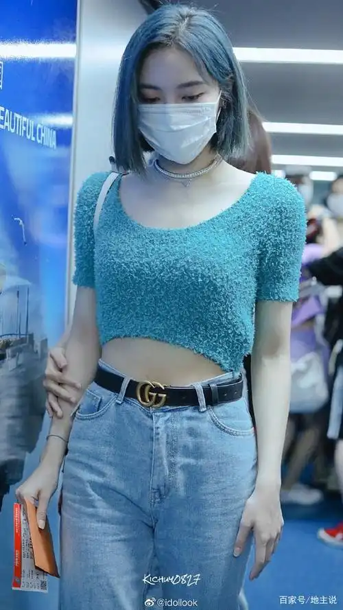 许佳琪昨日机场出行穿搭,短衫牛仔,小露腹腰,清爽又酷美