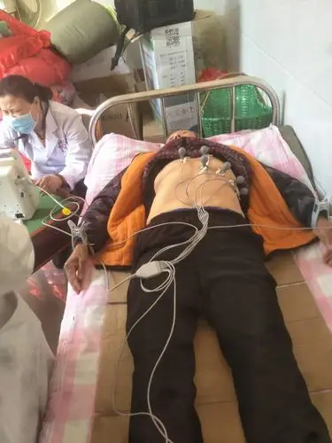 保健主任沈燕对65岁以上老年人进行心电图检查