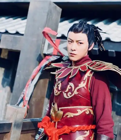 因为庄濠全在刚出道时参演的电视剧《黑糖玛奇朵》中饰演的角色叫敖犬