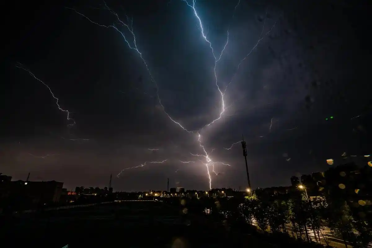 从零点开始下雨,一直在窗边蹲了两小时拍到了闪电#摄影 #雨天 - 抖音