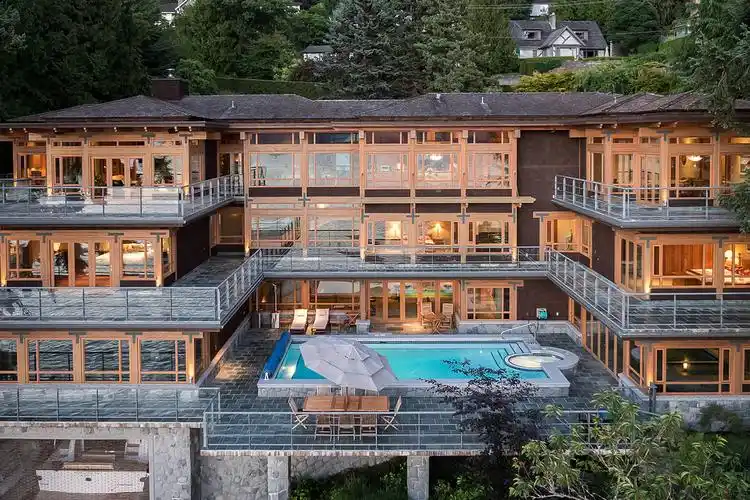 【阅世集】温哥华一座带有它自己的游艇车库的海滨庄园-拓者设计吧