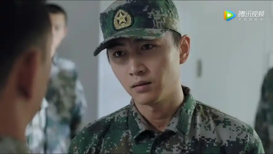 陈晓剃寸头演坦克兵,军人角色真是男演员的圈粉神器