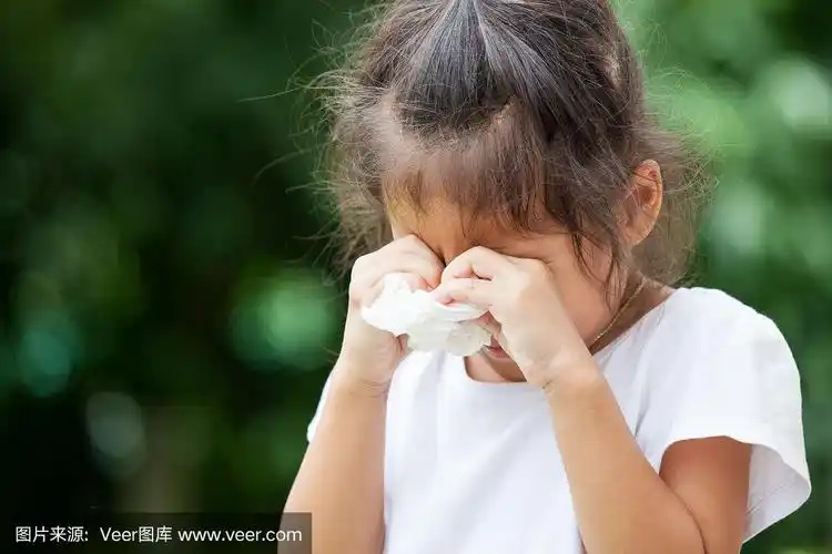 伤心的亚洲小女孩哭着,手里拿着纸巾