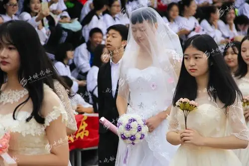 男孩穿婚纱惊艳全场.