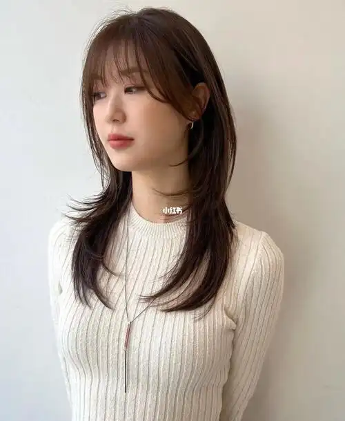 带有层次感的中长发发型