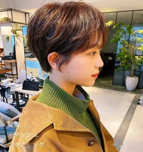 显高的同时还增加时尚感,无论春夏秋冬都非常百搭,超短发对于小个子