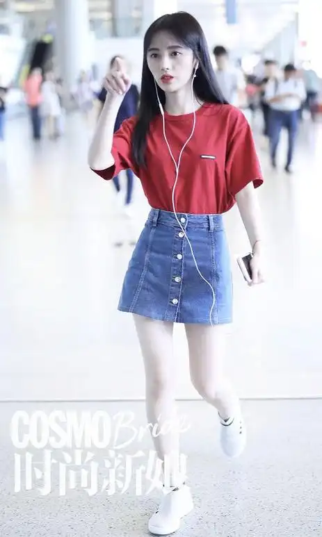 鞠婧祎早期现身机场身穿的红色t恤,搭配纽扣设计的牛仔短裙也是非常