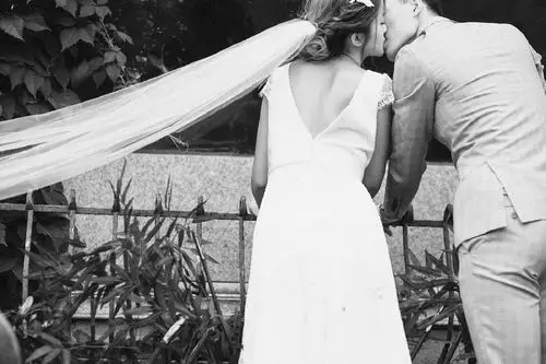 下面就先和的小编一起来欣赏一组黑白婚纱照吧.