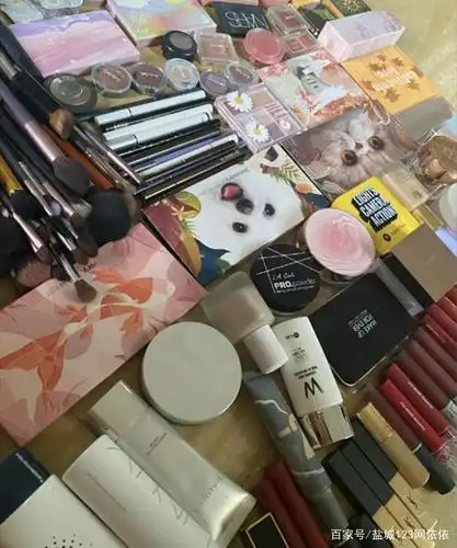 现在人是去上大学还是干啥的?表妹开学背一堆化妆品去学校