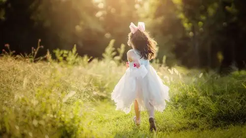 壁纸 愉快的小女孩,奔跑,绿草,阳光,夏天 5120x2880 uhd 5k 高清壁纸