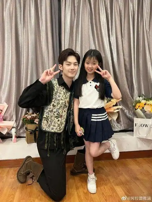 阿拉蕾晒与董力合照 甜喊"董爸爸"掀回忆杀