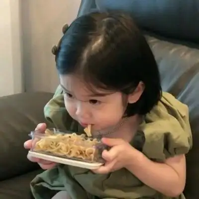 林知晚微信可爱萌娃吃东西头像