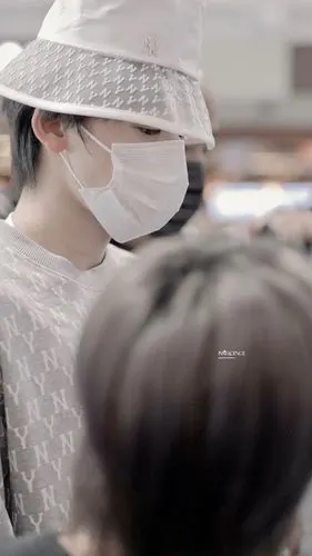 宋亚轩今日饭拍 小宋老师今天的渔夫帽很特别诶