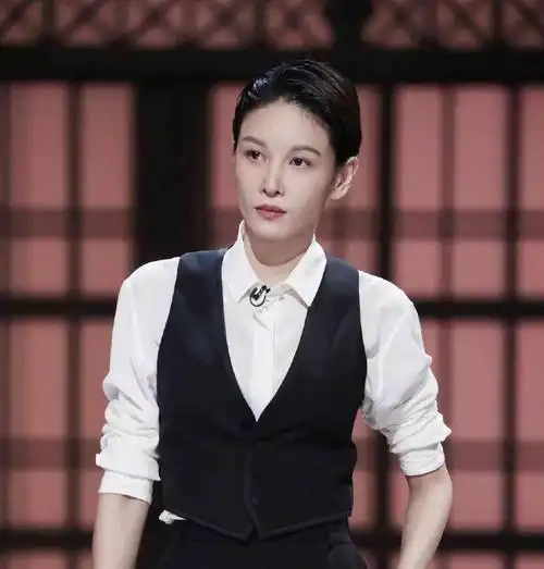 张蓝心帅起来没男生什么事白衬衫黑马甲配短发走路都这么霸气