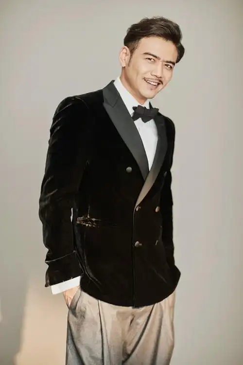 杨烁写真上演"西装杀" 酒窝深情微笑是标配(1/9)