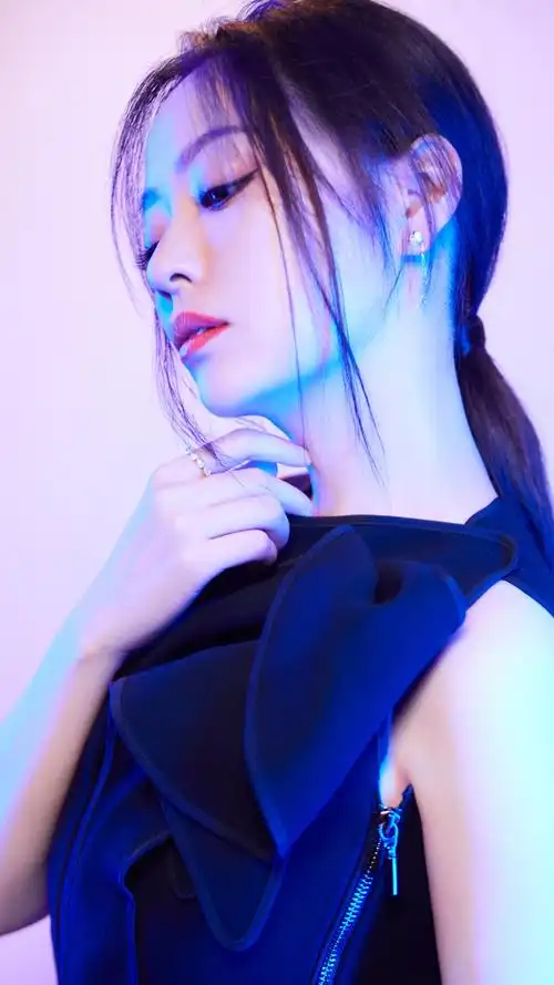 张靓颖酷飒写真手机壁纸