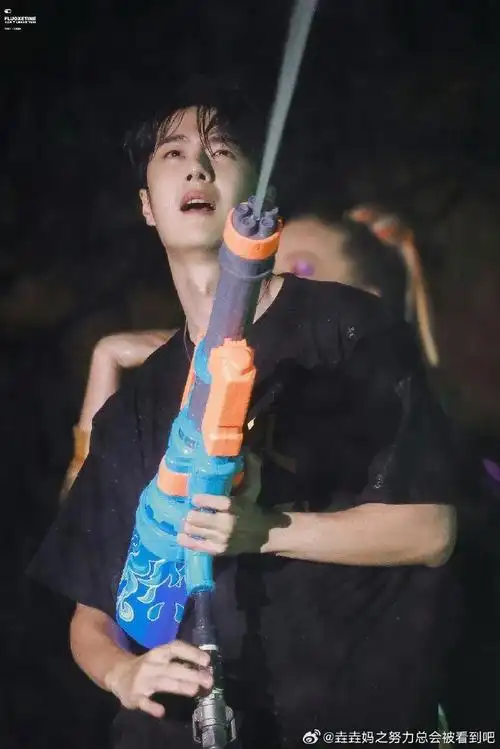 王一博热烈玩水舞台##王一博热烈惊喜派对跳舞太燃了