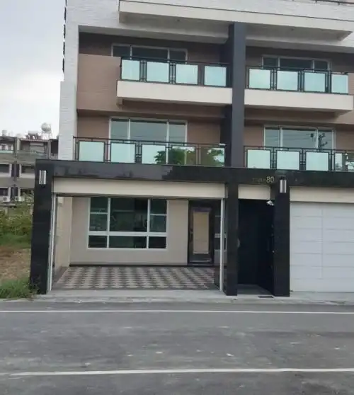 高雄市仁武区文中四街仁武高中旁面公园车库别墅