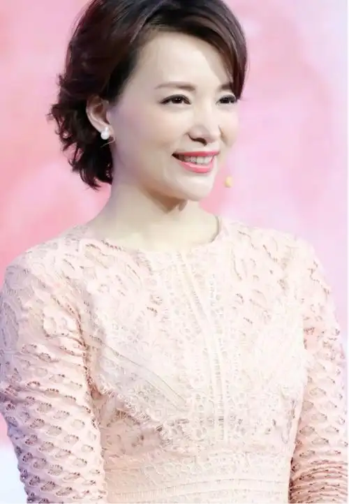 董卿气质真心优秀一袭粉色连衣裙录制节目斜刘海短发超减龄