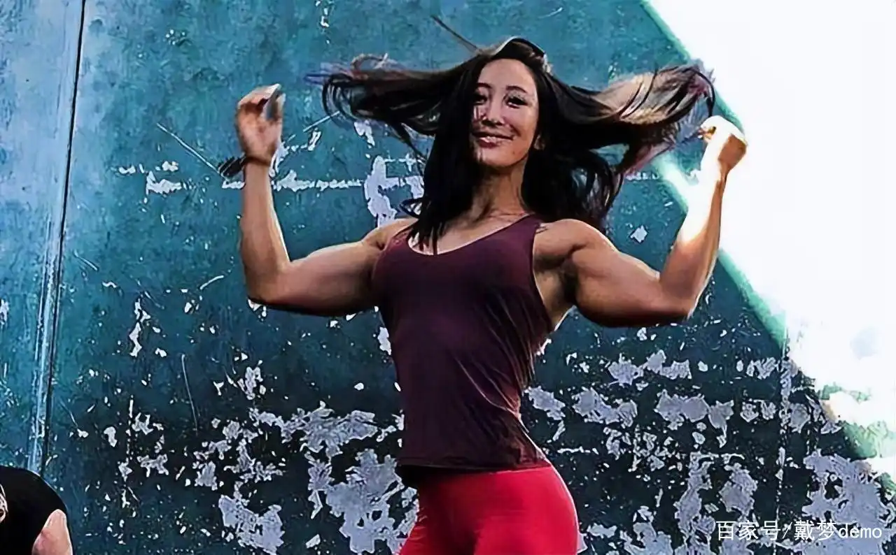 中国体坛健美冠军女神:37岁仍身材完美,嫁二婚法国富豪前妻祝福