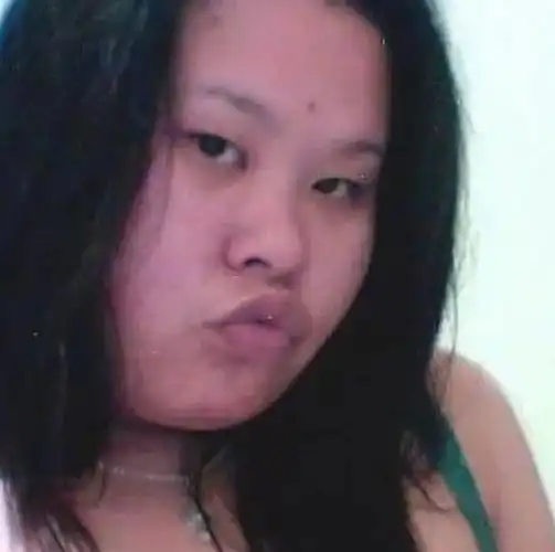 学生妹频繁做这"3动作",脸会越来越大,有"双下巴"也正常