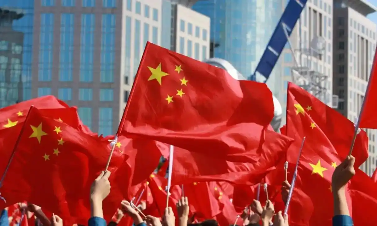 弘扬正能量 #五星红旗迎风飘扬 #爱国正能量 #铭记历史  - 抖音