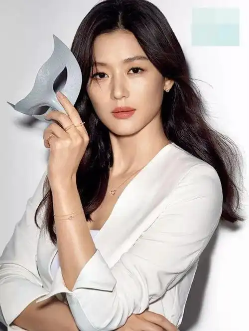 尤其是在整形发达的韩国,可以算是天然美女,与时下流行的锥子脸,她的