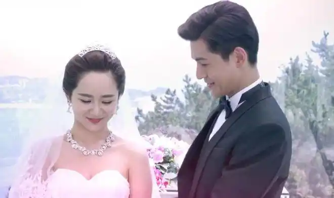 在《大嫁风尚》这部剧中杨紫穿着美丽的婚纱,低头微笑,露出两个酒窝