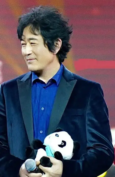 王志飞留着帅气的卷发,展现出成熟男人的魅力,像个很有气质的艺术家.