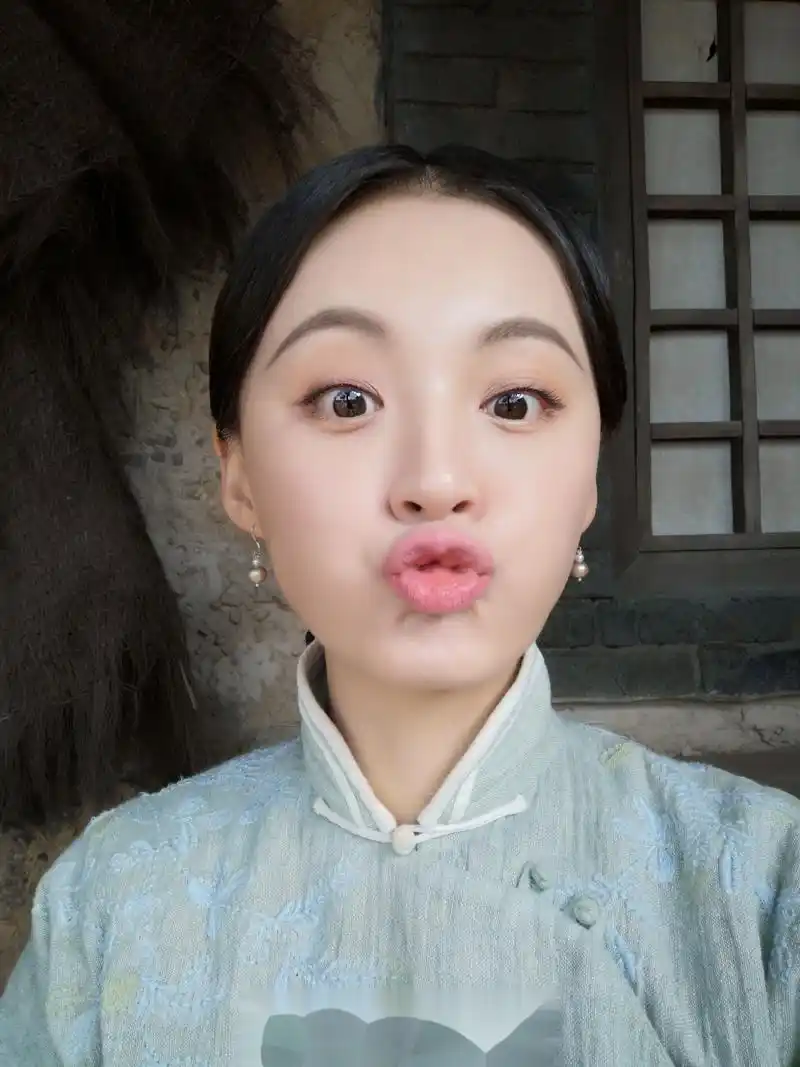 任他转眼高楼起又随浮云散 ,今朝抱拳 ,明年笑迎