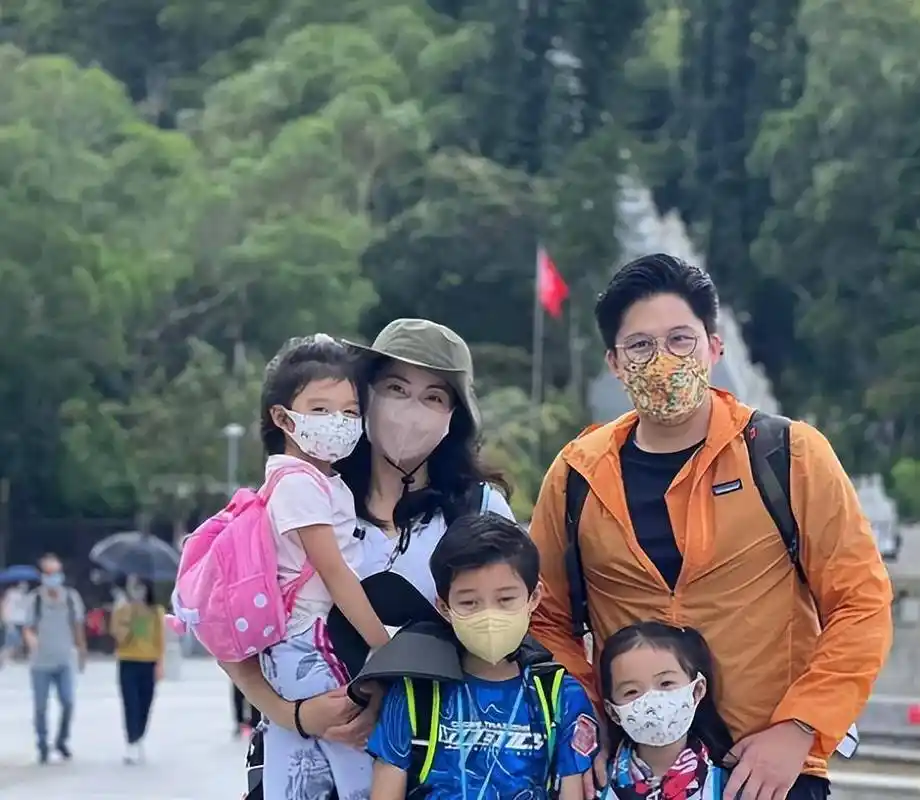 郭晶晶一家五口出游,俩女儿长相清秀可爱神似妈,儿子呆萌真像爸_造型