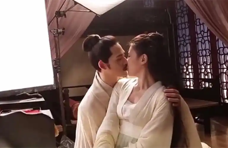 刘涛新剧吻戏花絮曝光娇媚一笑男主淡定保持原姿势