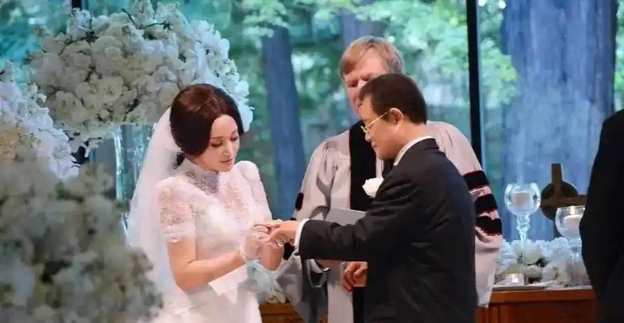 2013年,年过60的刘晓庆再次当上了新娘,这一次她嫁给了比自己大13岁的