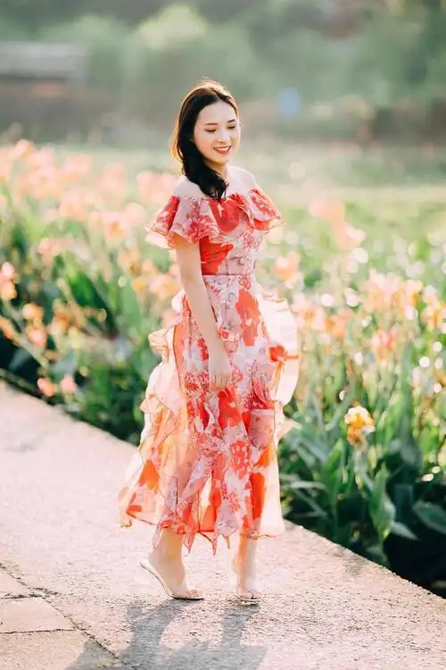 女人拍照,很多时候为了营造神秘感和自然,可以摆拍一些背影的姿势