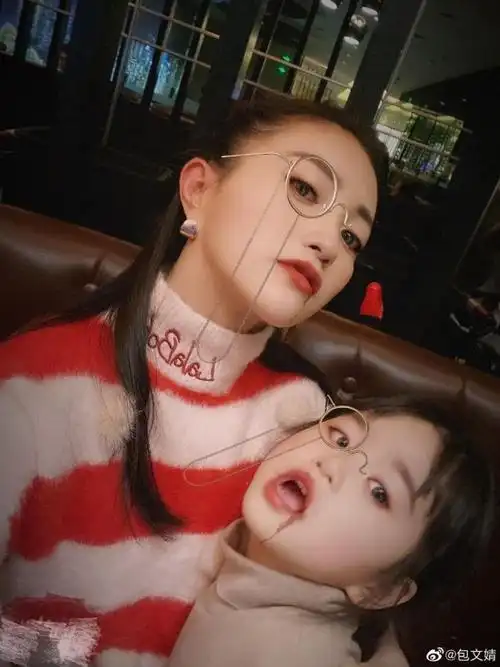 星二代饺子包可艾:行走的表情包 不拘小节的女汉子