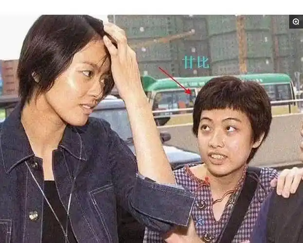 成为一名娱乐记者后,更是在娱乐圈跟明星们打成一片,就连周星驰都对她