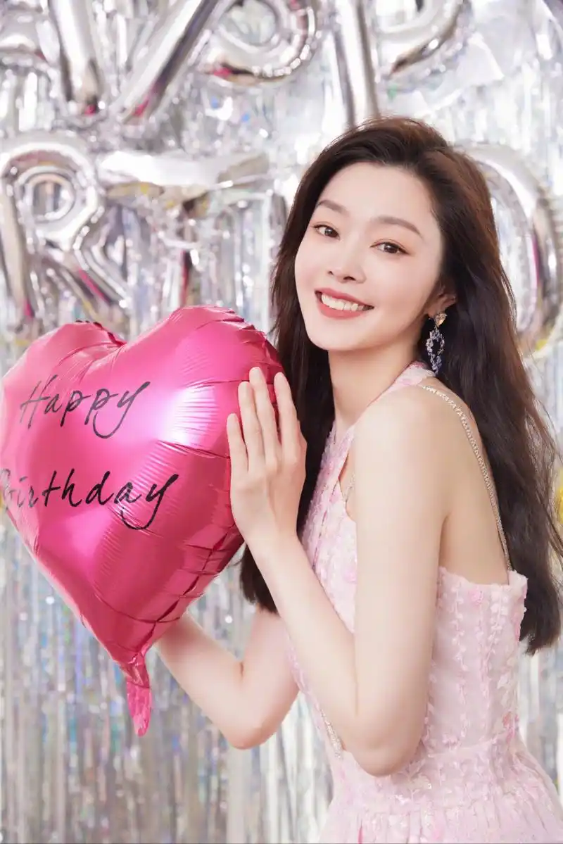 宋轶粉色芭比公主生日照 充满了恋爱气息的粉红色泡泡.